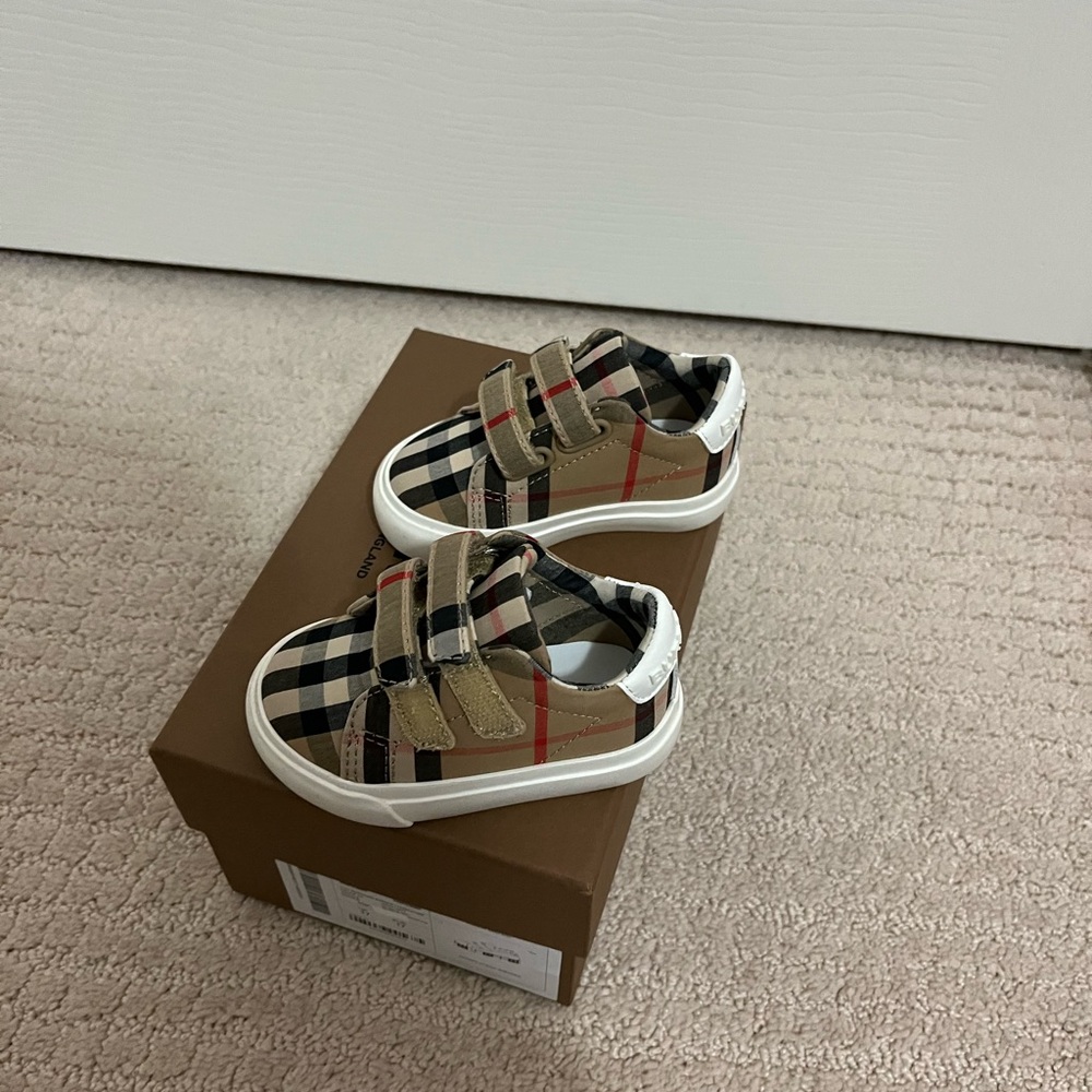 Baby Burberry sneaker size UK 17 US 2 worn one time for pictures like new